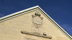 Escudo en el Rectorado de la UCLM