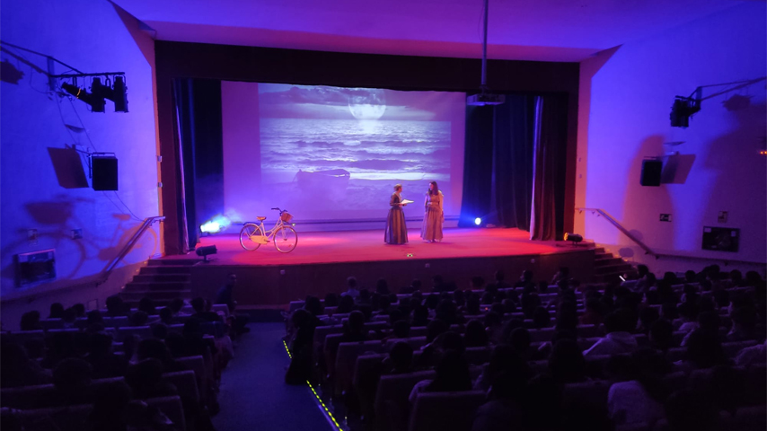 Unos 300 escolares asistieron a la representación del teatro 