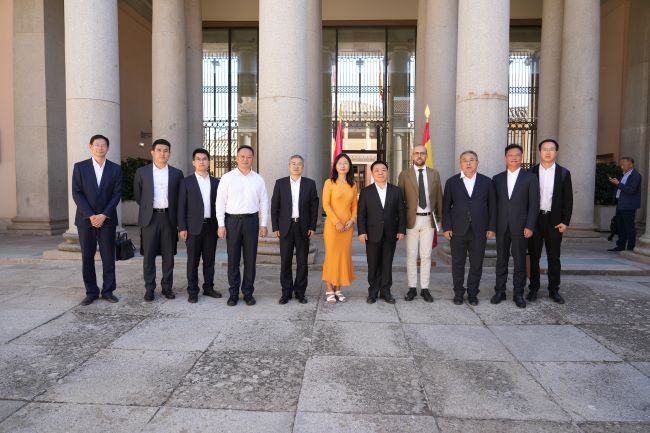 Foto de familia de la comitiva del gobernador de Jiangxi y los directores del Instituto Confucio