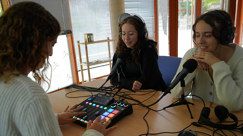 Estudiantes participando en el canal de Twitch de Cultura y Deporte de la UCLM.