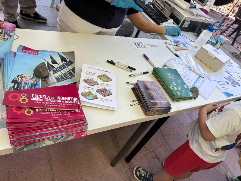 El IGeA-UCLM participa en "Ciencia en la Calle" con talleres sobre minería, mercurio y minerales
