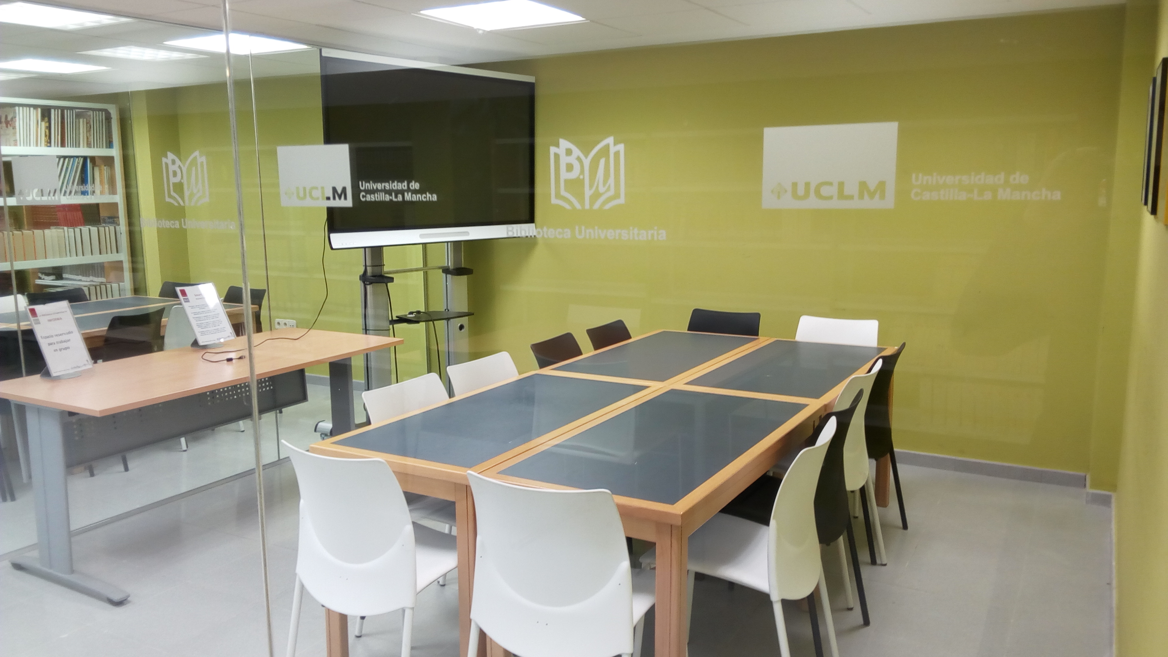 Sala de trabajo en grupo de la Biblioteca General del campus de Cuenca