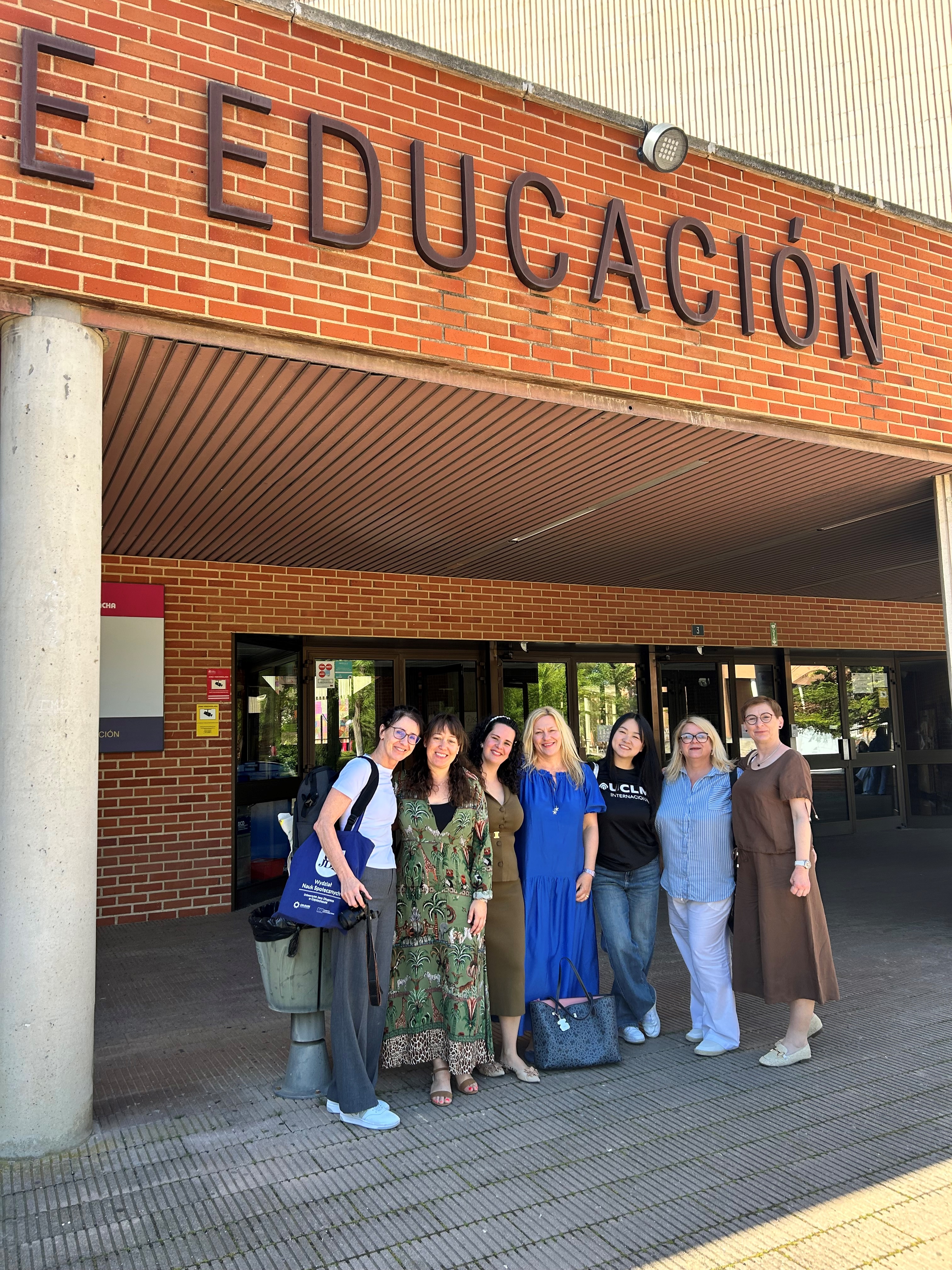 visita de la universidad placa 