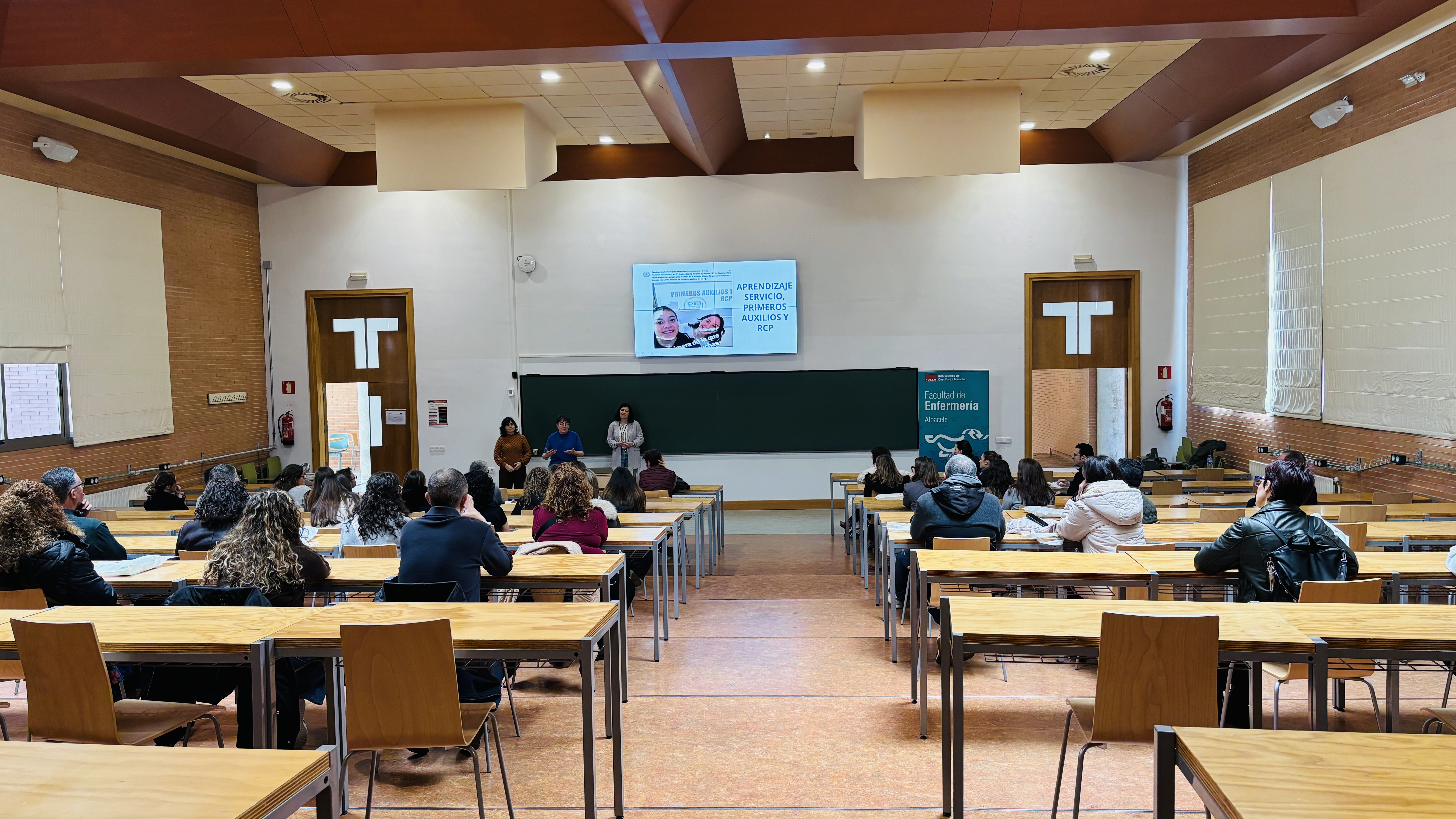 Jornada de Puertas abiertas 2026. La Facultad recibe la visita de las familias. 