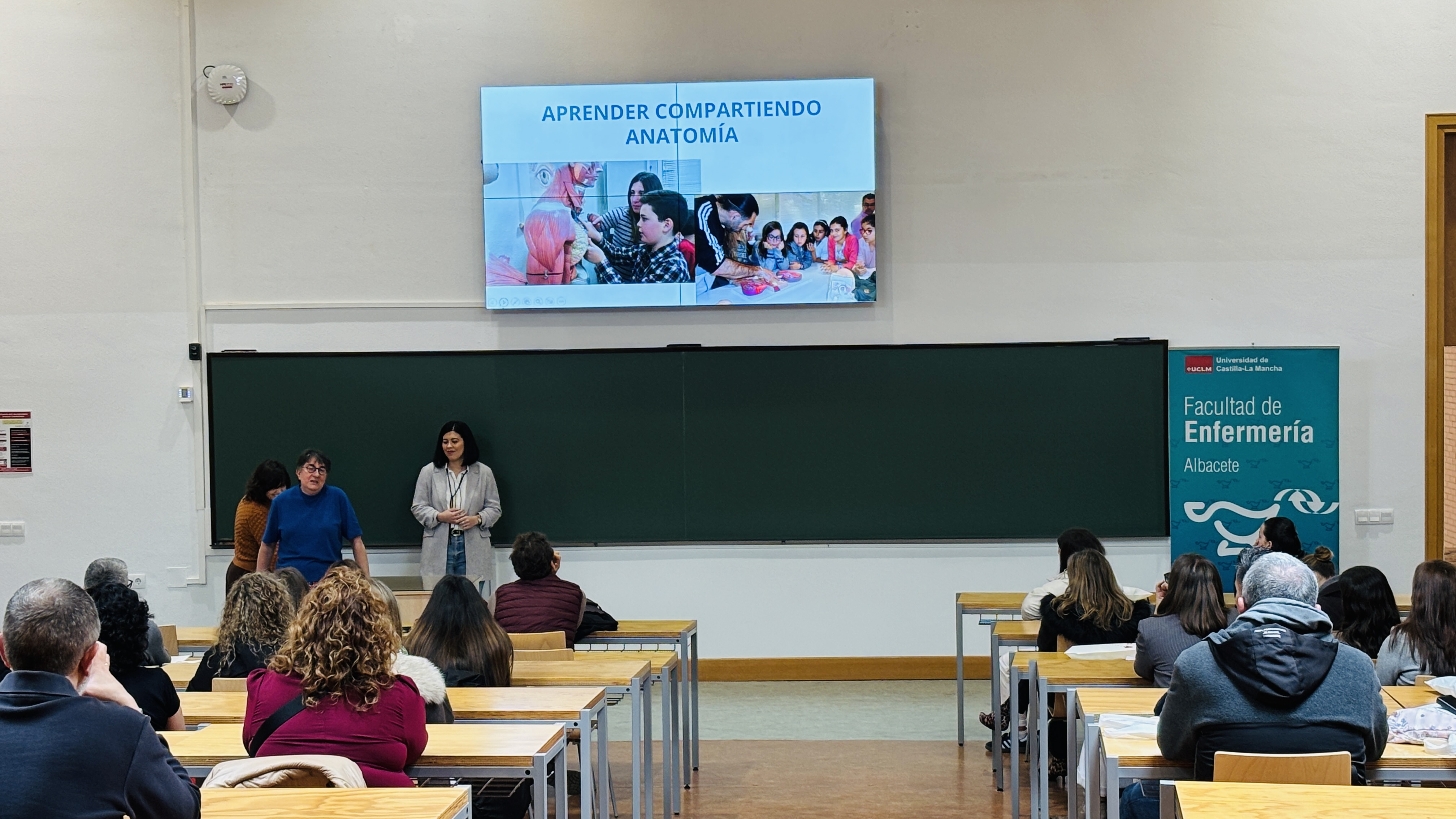 Jornada de Puertas abiertas 2026. La decana informando a las familias. 