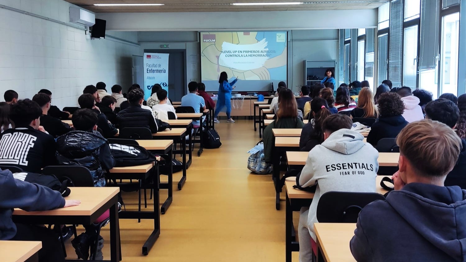 Alumnado del Instituto Don Bosco en la Semana de la Ciencia UCLM. Primeros auxilios
