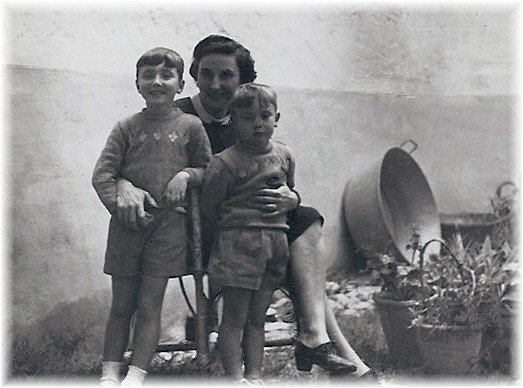 Javier y Alberto con madre en el patio de su casa Año 1958