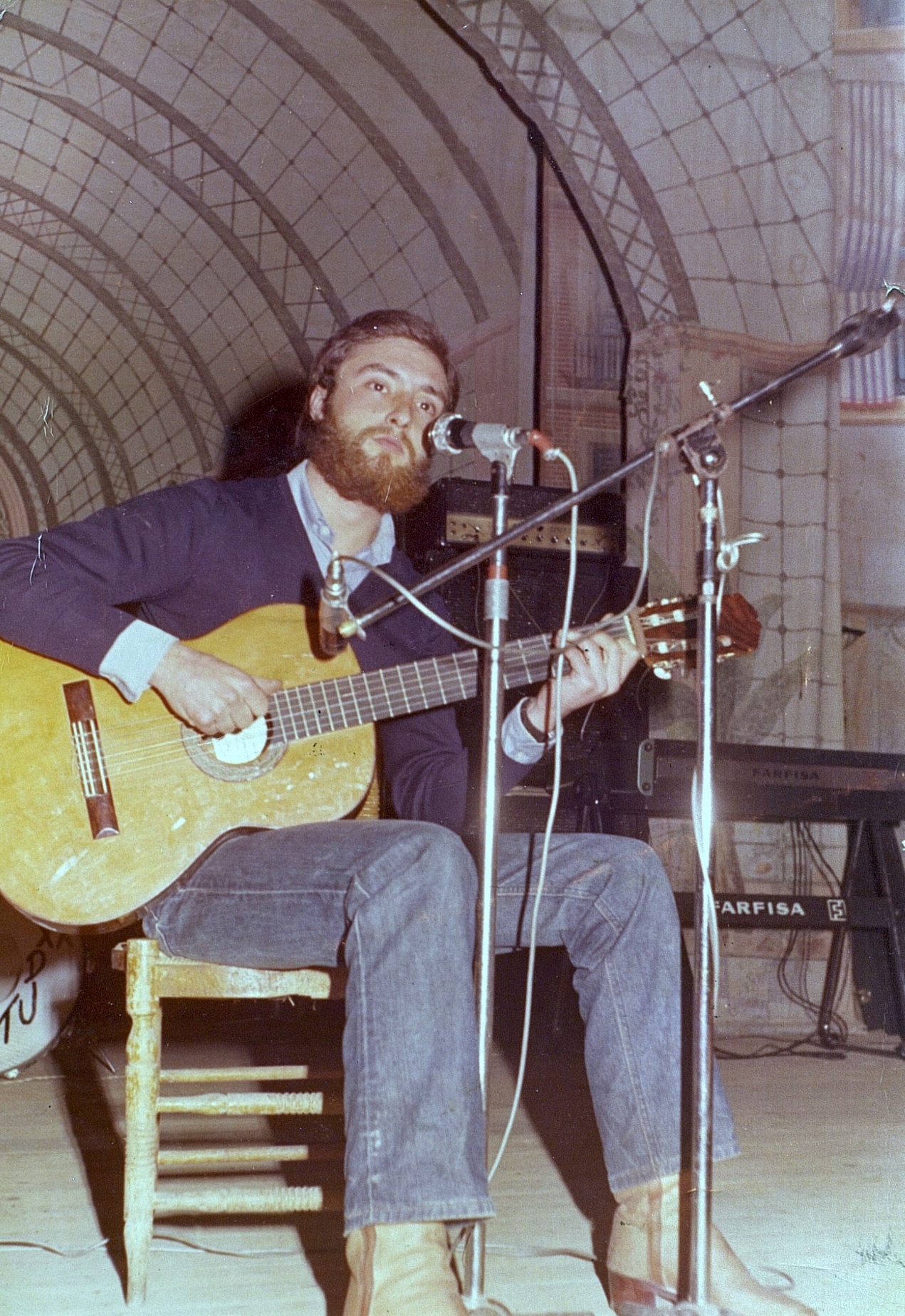 Javier Segovia durante su actuación en el Festival Soledad, Almagro (Ciudad Real), 1975