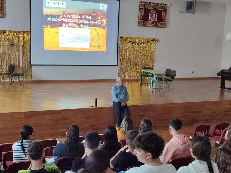 Foto de Luis Mansilla en el IES Picasso de Almadén. Salón de Actos.