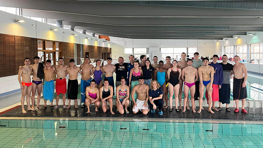 José María González Ravé y Julián Garde con equipo de natación.