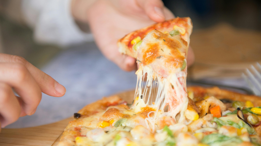 ¿Es verdad que cenar queso provoca pesadillas? La compleja relación entre la dieta y los sueños