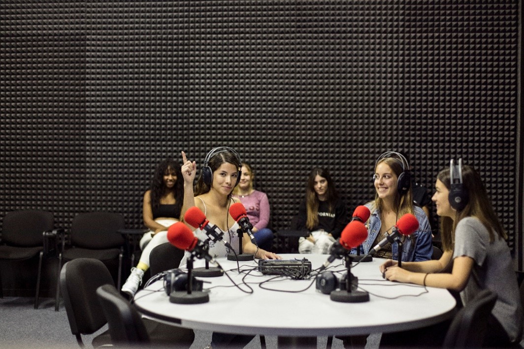 Estudiantes participando en entrevista