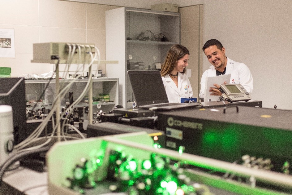 dos personas trabajando en laboratorio